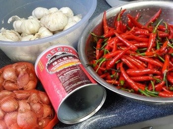 step1: 準備好材料A，
將指天椒洗淨，瀝幹水分，剪去去頭尾，再剪短；
蒜頭洗淨，啪鬆去衣；
乾蔥頭洗淨，啪鬆去衣
（整呢三样較為花時間）