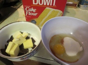 step1: 预热烤箱180度，烤盘里铺好烘焙纸，准备<span class="group_1">食材</span>