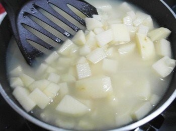 step5: 然後將高湯和馬鈴薯塊放入鍋中小火煮約10-15分鐘!!!