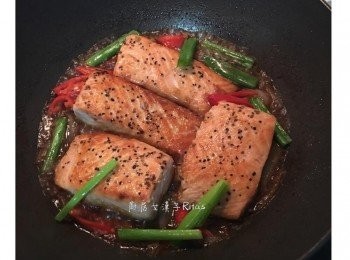 step8: 到湯汁變少後便可放入辣椒和蔥段略拌後起鍋裝盤。