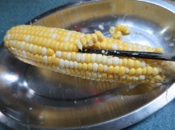 step1: 新鮮粟米用筷子插入其中一行粟米內,挑出粟米粒