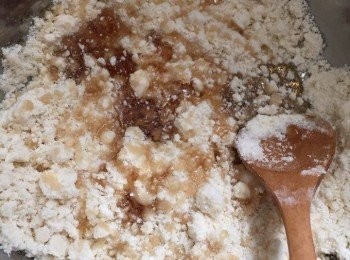 step1: 撻皮：
麵粉篩好，加入鹽、杏仁粉、初榨椰子油搓成麵包糠狀態；加入龍舌蘭糖漿拌勻搓合。