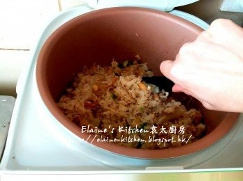 step12: 按製煮至飯熟後焗30分鐘 , 最後灑上蔥粒拌勻即可