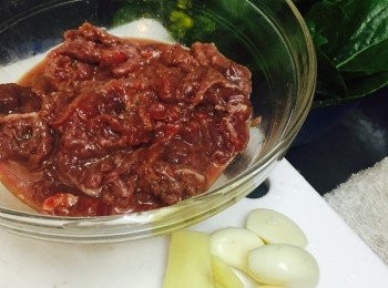 step2: 牛肉先用生抽、油、紹興酒、糖和胡椒粉醃10分鐘後加入粟粉再醃10分鐘。
