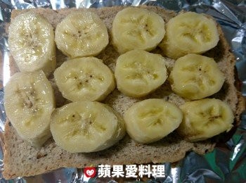 step1: 香蕉去皮、切段，舖在土司上。