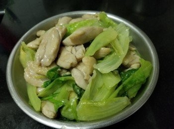 step7: 做法 :

將雞肶起皮切件 , 預早一晚用鹽醃好 .

先將雞皮用少少油爆出雞油備用 , 將醃好的雞肶肉稍為沖水去除多餘鹽份 , 隔乾水份後用麻油 , 胡椒粉 , 生粉撈好 , 爆香蒜頭 , 乾蔥 , 薑絲將雞件爆炒至大半熟備用 , 用雞油爆香蒜頭 , 乾蔥 , 薑片大火快炒生菜 , 炒至少少軟身, 將雞肉回鑊 , 少少雞粉蓋好約 1 分鐘 , 少少麻油 , 生粉水埋芡 , 完成 .