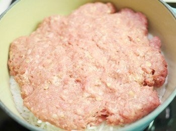 step5: 放上牛肉鋪平飯面 (最好係中間挖個凹位留放蛋用!), 蓋上煲蓋開中火30秒後轉返細火煮8分鐘