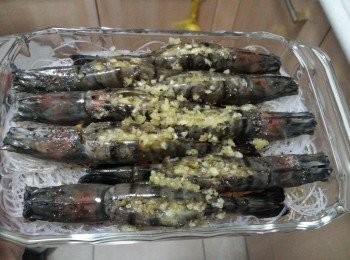 step6: 撤上海鹽 + 黑白胡椒碎, 最後下蒜蓉 (將部份蒜蓉填進蝦身切開位置), 蓋上錫紙