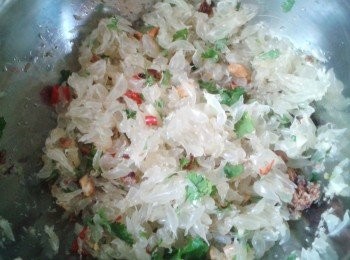 step4: 加入已拌勻的調味料，腰果碎，乾紅蔥頭及芫茜，再加大蝦即成！