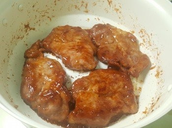 step6: 最後將所有醃汁加入鍋中，煮至收汁即可。