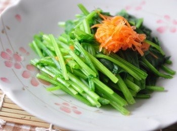 step3: 將川燙後的菠菜與紅蘿蔔絲撈起後先擺盤