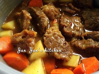 step6: 炆煮30分鐘後，下薯仔及甘荀，續炆30分鐘。