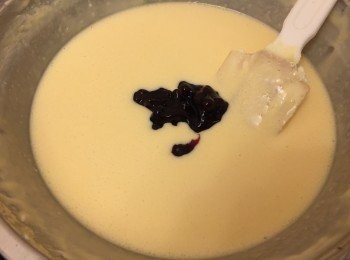 step7: 再加入藍莓，用膠刮慢慢攪拌，留意不要攪至起泡。