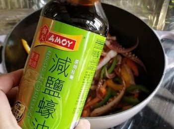 step5: 將減鹽蠔油加入，炒勻。