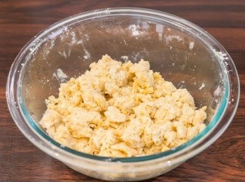 step4: 批皮做法：加入蛋黃拌勻後，續少加入冰水（或者不需要下所有份量中的冰水）至微濕潤，輕捏可成糰的狀態。