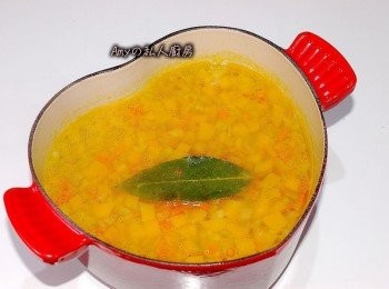 step6: 蓋上鍋蓋煮約15分鐘,煮至所有蔬菜丁都軟化將月桂葉取出,加入適量的海鹽及黑胡椒粉調味