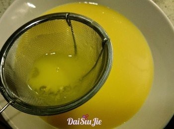 step2: 過篩隔走沒有打發好的蛋白。