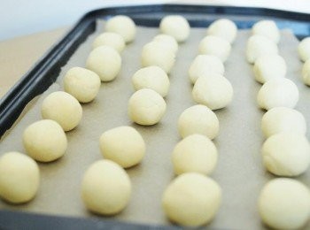step3: 將麵糰分成小份，搓成球狀，放在烘焙紙上