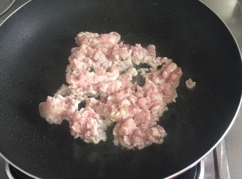 step4: 中火熱鍋後，豬絞肉下鍋拌炒，加入一大匙米酒，翻炒至七分熟，起鍋備用。