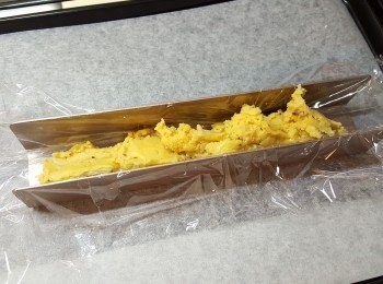 step4: 攪拌完成後拿出麵糰，放入墊上保鮮紙的模具上壓實成長方條。