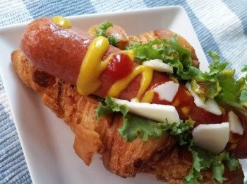 step2: 菠蘿可頌中間切開不切斷 , 塗上奶油