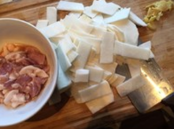 step2: 盤菜去皮洗淨切片，生薑切小片，五花肉切片，小蔥洗淨切段，所有<span class="group_1">食材</span>處理乾淨備用。