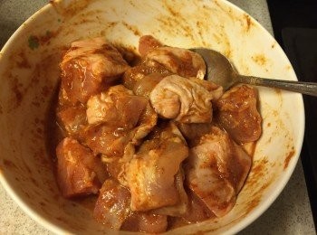 step3: 雞肉切粒後用沙嗲醬和水攪勻, 醃1小時以上