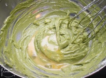 step4: 雞蛋分2-3 次加入, 拌至完全融合