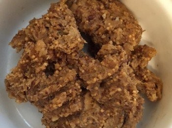 step4: 無花果乾切細，放入攬拌機，加入檸檬汁及亞麻籽粉攬成蓉，