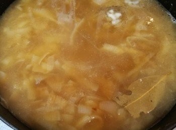 step3: 倒入牛肉濃湯，慢火滾 35 分鐘。