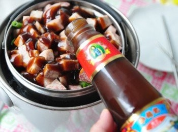 step4: 接著放入李錦記蠔油膏等<span class="group_1"><span class="group_2">調味</span>