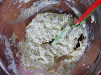 step3: 打發好牛油後，以1/2香蕉泥--1/3過篩的低粉，鹽、肉桂粉和泡打粉，再1/2香蕉泥--1/3低粉--朗姆酒--再1/3低粉和核桃的順序拌勻。