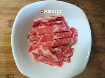 step1: 取出碗，放豬肉片和醬油，醃10分鐘。