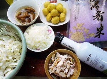 step1: 備好材料，高麗菜、香菇切絲，洋蔥切末、雞肉撕成絲