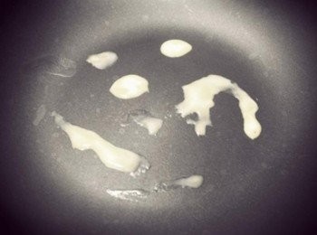 step2: 平底鍋內放些許奶油小火慢慢融化~~