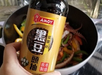 step6: 再將黑豆頭抽加入，炒勻。