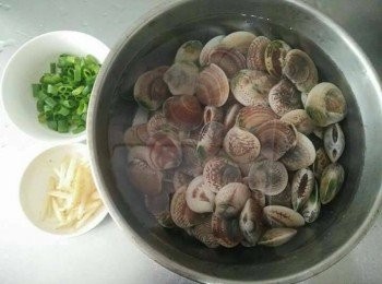 step1: 蛤蜊【澎湖野生水產】先加入塩巴，並以冷水吐沙約3-5小時，約1-2小時，需換水清洗再重泡吐沙至清水洗淨時吐沙時，水無泥沙、雜質即可；鍋中放入800cc的水；青蔥切珠，薑絲切絲，備用；