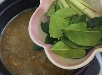 step9: 再加入香料及椰汁 (檸檬葉、香芧、南薑)