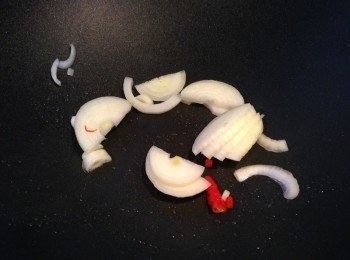 step3: 起鑊，用1-2茶匙油將洋蔥和指天椒爆香。