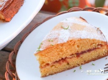 step8: 如果家中有兩個八吋烤模，也可將麵糊分成兩份一起送進去烤，烘焙時間縮短至20分鐘，這樣取出後放涼即可直接抹果醬夾起，省去切片動作。