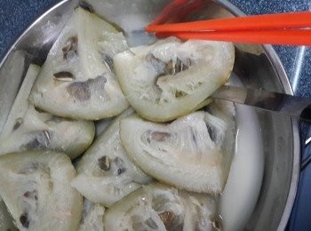 step8: 將煲好的魚翅瓜撈出，用刀仔切去粗皮，去除瓜核