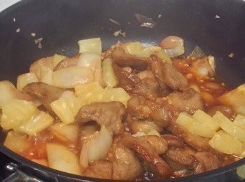 step5: 把步驟⑶回鑊及下菠蘿炒勻，最後加入粟粉水煮至收汁。