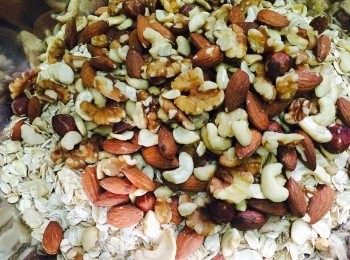 step2: 焗爐預熱160度。傳統燕麥片（Old fashioned rolled oats）、生果仁和肉桂粉放入大碗拌勻。