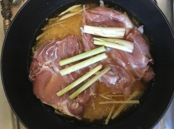 step3: 最後放<a href="https://bit.ly/2ZxapeY" target="_blank" data-keyword="雞扒" class="guide-link"><strong>雞扒</strong></a> <span style="display:inline-block;vertical-align:middle;margin-top:-3px;color:initial;border-radius:3px;padding:2px 3px;font-size:12px;line-height:14px;background:#87d300;color:#fff;">即買</span> ，香茅
大火煮滾，立即轉細火
煮12分鐘，然後熄火
放置於爐上焗10分鐘之後
將<a href="https://bit.ly/2ZxapeY" target="_blank" data-keyword="雞扒" class="guide-link"><strong>雞扒</strong></a> <span style="display:inline-block;vertical-align:middle;margin-top:-3px;color:initial;border-radius:3px;padding:2px 3px;font-size:12px;line-height:14px;background:#87d300;color:#fff;">即買</span> 切件，飯撈勻
就完成啦！