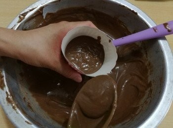 step6: 將混合物倒進蛋糕杯至三分之二滿，然後將蛋糕杯用力打在枱上，迫出空氣。