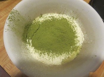 step4: 自發粉，抹茶粉过篩，加入3的面糊搅拌均匀。