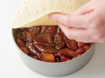 step9: 把約一半分量的派皮麵團擀成烤模的大小、2∼3㎜的厚度，蓋在蘋果的上面。