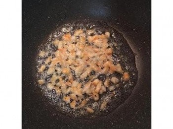 step4: 鍋中下豬油，炒香蝦米；