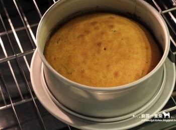 step6: 送入烤箱烘烤約25分鐘後取出（竹籤插入中心抽出不粘黏，就是烤好了），先留在烤盤中約10分鐘，再脫模，置於鐵網上放涼。