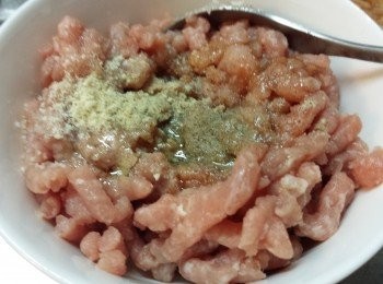 step1: 先用<span class="group_2">醃料</span>將豬肉醃15-20分鐘。